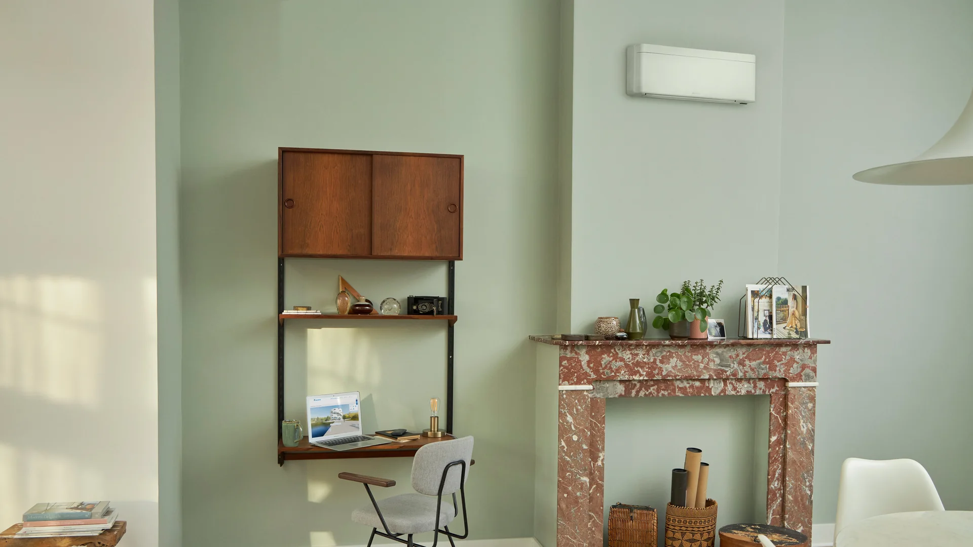 Daikin Stylish wandmodel in een lichte leefruimte met marmeren schouw