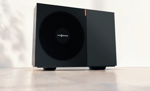 Daikin Altherma warmtepomp buitenunit gemonteerd aan de gevel